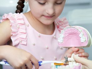 Как приучить детей тщательно чистить зубы.